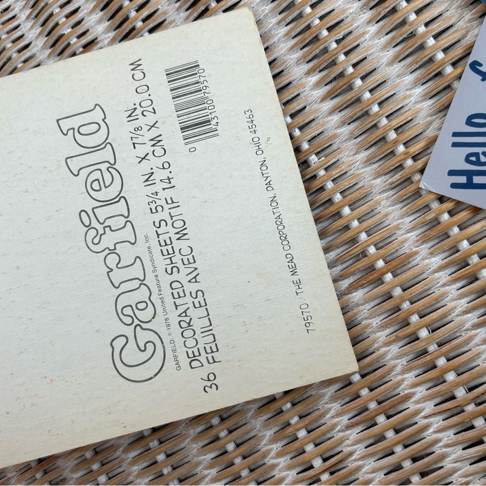 Garfield 1970s-1980s writing pad and 6 post cards - Picture 2 of 3